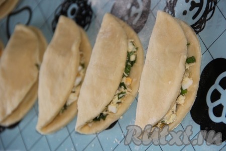 Сложить каждый кружок теста пополам. Края не скрепляем, то есть формируем пирожки, по форме напоминающие сочни (как на фото).
