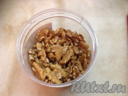 Подготовить необходимые продукты для приготовления салата из свеклы и творожного сыра