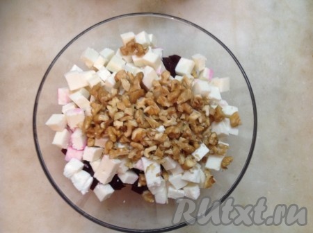 По очереди отправляем в салатник свеклу, творожный сыр и орехи.