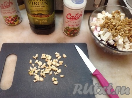 Нарезаем мелко чеснок.