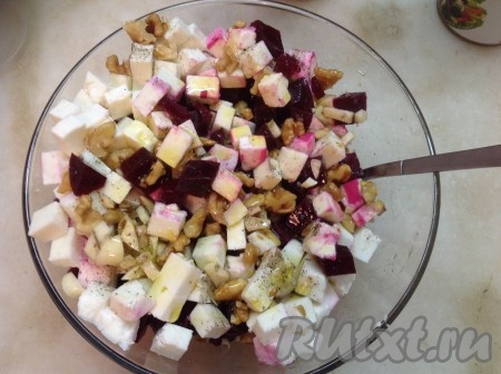 Аккуратно перемешиваем наш салат из свеклы с творожным сыром и зовём всех к столу!