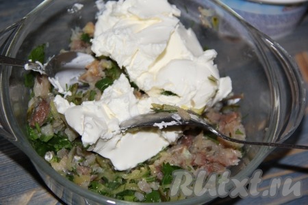 В получившуюся смесь добавить сливочный сыр.
