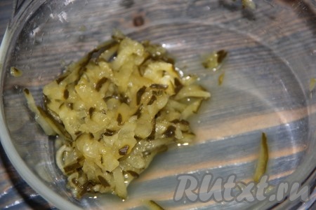 Огурец натереть на крупной тёрке.
