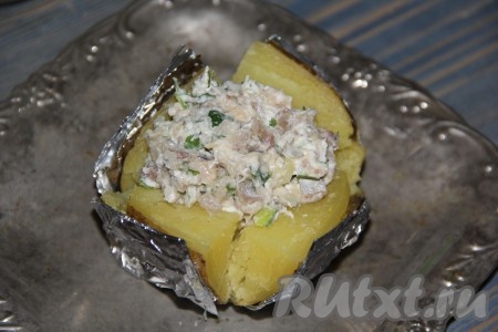 Раздвинуть дольки картофеля и выложить начинку в середину горячей картошки.
