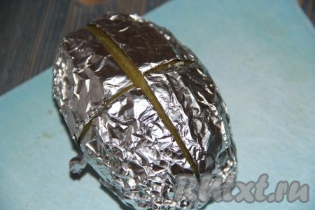 Каждую запеченную картофелину разрезать крест-накрест, не дорезая до конца.
