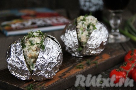 Подать горячий картофель с начинкой из копченой рыбы на стол. Очень вкусно, ароматно и сытно!
