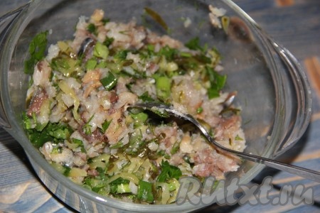 Соединить рыбу, зелень и огурец, перемешать.
