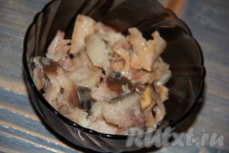 Копчёную рыбу можно взять любую, я приготовила с копчёной скумбрией. Рыбку очистить от костей и нарезать рыбное филе на небольшие кусочки.
