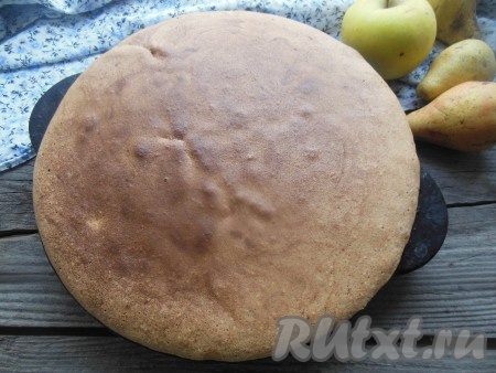 Выпекайте шарлотку с яблоками и грушами в заранее разогретой духовке около 40 минут при температуре 170 градусов. Готовность проверьте деревянной шпажкой (при проколе готового пирога шпажка должна остаться сухой, на ней не будет следов теста).