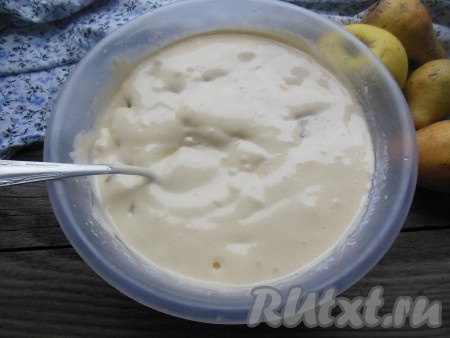 Тесто для приготовления шарлотки с яблоками и грушами готово, оно получается легким и нежным (как на фото).
