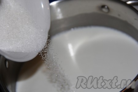 Затем влить молоко (2-3 столовые ложки молока оставить, они нам понадобятся в дальнейшем) и перемешать. Добавить сахар и ванильный сахар. 
