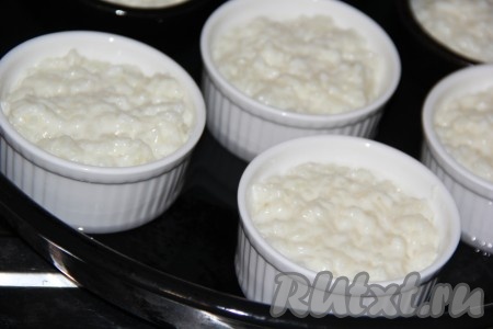 Поставить формочки на противень. Налить на противень воду на высоту, примерно, 1 см.
