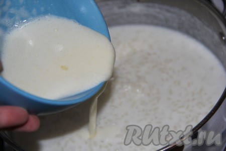 Влить желтковую массу в горячую рисовую кашу и перемешать.
