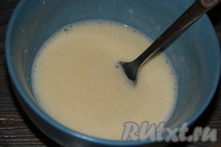 Перемешать желтковую массу вилкой.
