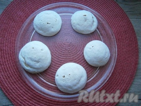 Поместить тарелку в микроволновку. У меня мощность СВЧ 700 Ватт, я выставляла время 35 секунд, но вы испеките пару штук и определите оптимальное время для своей микроволновки. После сигнала оставить безе в СВЧ еще на 1 минуту, не открывая дверцу, чтобы оно "дошло".