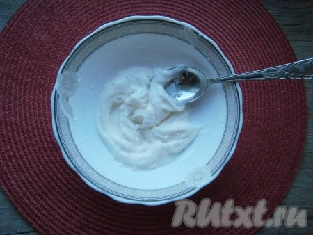 В итоге получится достаточно густая масса, похожая на однородный крем. Масса может получиться и более густой - это зависит от веса белка и качества сахарной пудры. 