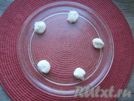 На большую стеклянную тарелку из микроволновки выкладывать по 0,5-1 чайной ложке массы в виде маленьких комочков на расстоянии друг от друга около 8-10 см (безе в процессе выпечки сильно увеличится в размере). Комочки лучше выкладывать по краю тарелки, в центре тарелки они будут подгорать в процессе приготовления. Если у вас масса получилась слишком густой, выкладывайте ее в виде шариков, формируя их влажными руками.
