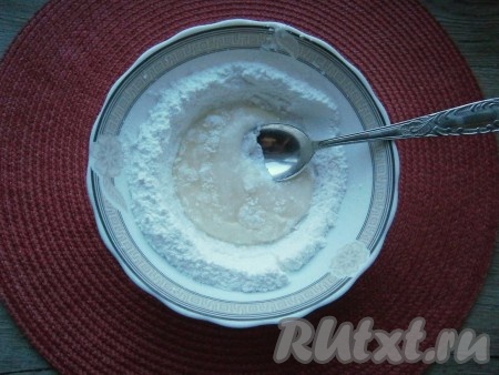 Ложкой смешать белок с пудрой и лимонным соком, как замешиваете тесто.
