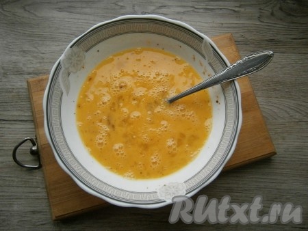 Хорошенько расколотить яйца вилкой.
