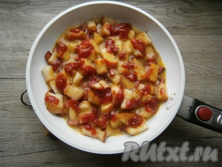 Залить яйцами содержимое сковороды, поджаривать 3 минуты, ничего не перемешивая, на небольшом огне. 