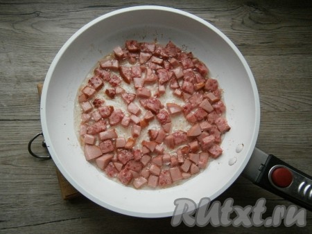 Сковороду разогреть с растительным маслом, обжарить колбасу с сосисками на среднем огне в течение 2 минут, иногда помешивая.
