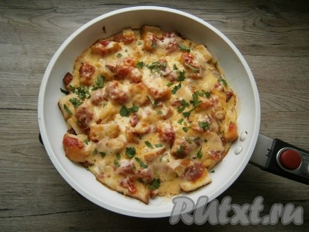 Затем газ выключить и оставить пиццу под крышкой еще на несколько минут. Готовую пиццу посыпать измельченной зеленью.
