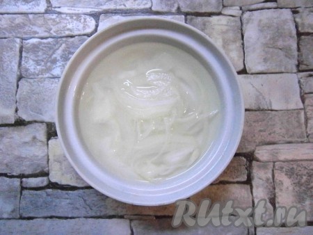 Лук очистить, нарезать тонкими полукольцами, залить кипятком на 3-4 минуты, после чего промыть холодной водой.
