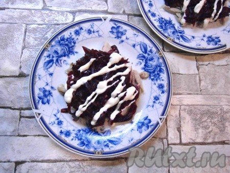 Свеклу натереть на крупной терке и выложить поверх курицы, немного посолить, также смазать майонезом.
