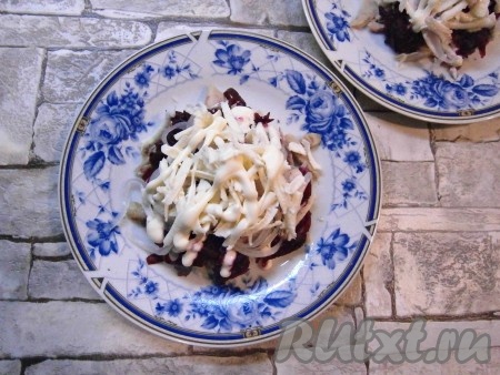 Далее выложить сыр, натертый на крупной терке (если сыр мягких сортов - его можно раскрошить). Я готовила с брынзой, только не стоит брать для этого салата слишком соленую брынзу. Смазать сыр майонезом.
