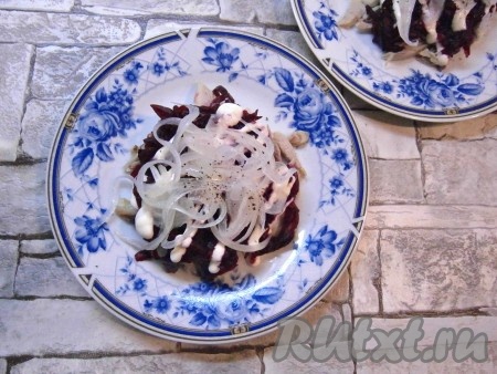 Лук отжать и выложить в салат следующим слоем, поперчить.
