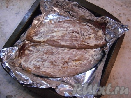 Скумбрию смазать майонезом (или сметаной).
