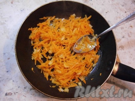 К обжаренному луку добавить очищенную и натертую на крупной терке морковь. Обжаривать овощи на среднем огне еще минуты 3-4, перемешивая, затем обжаренным овощам дать немного остыть.

