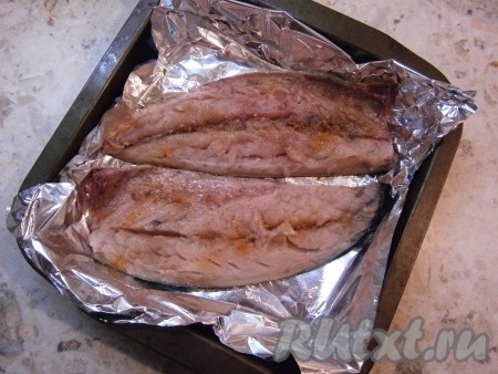 Две половинки филе скумбрии поместить кожей вниз в любую подходящую форму для выпечки, застеленную фольгой. Можно использовать и противень. Рыбу сбрызнуть лимонным соком, посолить, поперчить немного, посыпать специями для рыбы.
