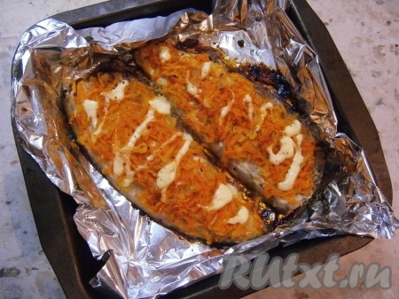 Отправить рыбу в разогретую до 180 градусов духовку на 25-30 минут.