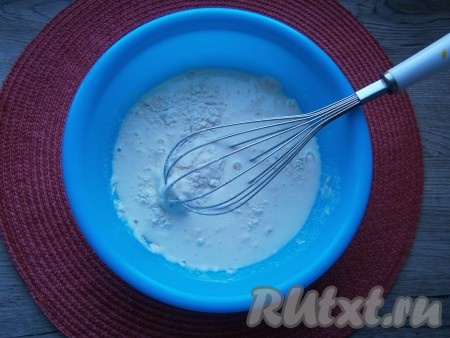 В получившуюся смесь влить теплый кефир (температура кефира не должна быть выше 40 градусов), перемешать венчиком и оставить, прикрыв миску пленкой, в теплом месте на 20-30 минут.
