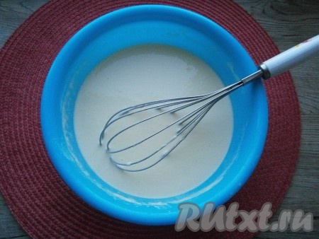 Тесто будет густоватым, как для толстых блинов. Теперь влить тонкой струйкой кипяток, постоянно тесто перемешивая. Оно сразу станет намного жиже, но не должно быть, как вода. Тесто должно быть, как для обычных тонких блинчиков. Оставить его под пленкой еще на 15 минут, после чего перемешать и можно выпекать блины.