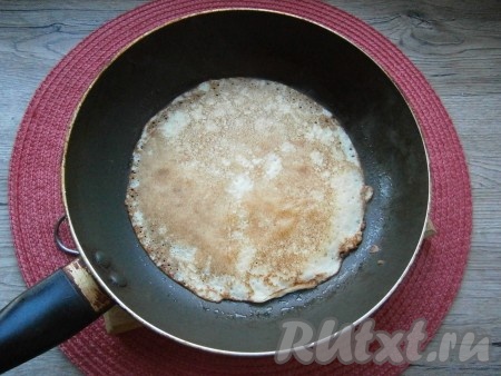 Жарить блинчик до румяности с двух сторон на среднем огне. Аналогично пожарить все дрожжевые блины, смазывая сковороду перед жаркой каждого блинчика. Блины в процессе жарки хорошо переворачиваются, только делать это нужно аккуратно - блинчики очень нежные! 