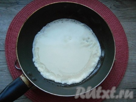 Сковороду хорошо разогреть, смазать растительным маслом, влить в нее несколько столовых ложек теста, которое равномерно распределить по всей сковороде в виде лепешки.
