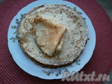 Готовые блины складывать стопочкой на тарелку.
