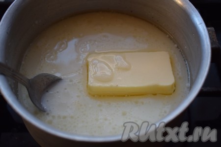 В кастрюльку с молоком и сахаром добавим сливочное и растительное масло, поставим кастрюльку на медленный огонь.
