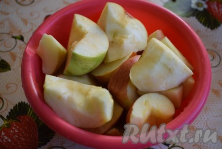 Пока расстаивается и подходит тесто, приготовим вкуснейшую, ароматную начинку для нашего пирога. Яблоки разрежем на дольки и удалим семена.
