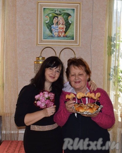 Остается только вручить его нашей любимой виновнице торжества - нашей мамочке!
