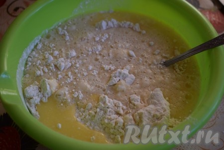 Вливаем теплую молочно-масляную массу к муке с дрожжами и замешиваем тесто.
