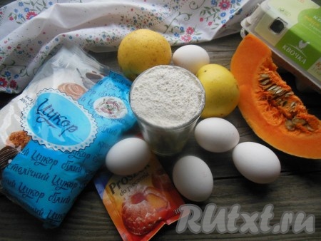 Подготовьте продукты для приготовления шарлотки с яблоками и тыквой.