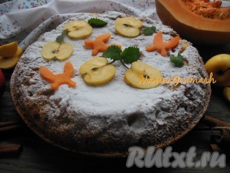 Готовую шарлотку с яблоками и тыквой достаньте из духовки, дайте слегка остыть, а затем, проведя по краю формы ножом, переверните на поднос (или тарелку). Остывший пирог посыпьте сахарной пудрой. Эта аппетитная, вкусная, нежная выпечка отлично подойдет для семейного чаепития, её можно взять с собой и в гости.
