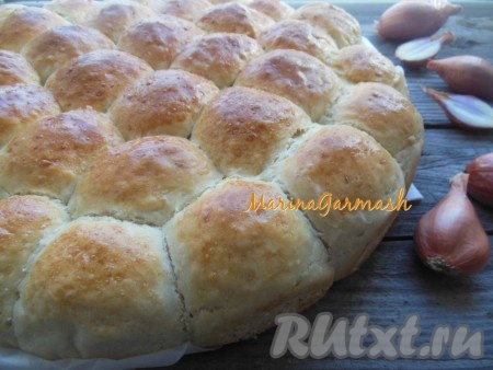 Нежная, ароматная выпечка вкусна как в холодном, так и в теплом виде. Мои детки называют такие булочки "луковыми пампушками", так как очень любят их кушать с борщом. Поверьте, с такими булочками никакой хлеб не нужен.