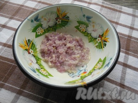 Репчатый лук очистите от кожуры, затем измельчите с помощью блендера, мясорубки или натрите на терке.