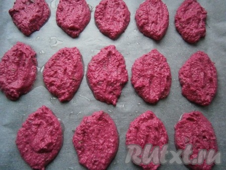 Затем на противень, застеленный пергаментом и смазанный растительным маслом, выложить ложкой свекольную массу в виде котлет.
