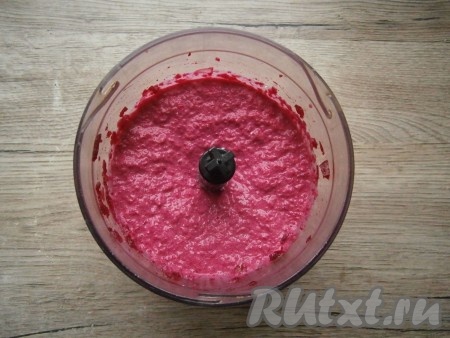 Снова включить блендер и измельчить свекольную массу до однородного состояния.
