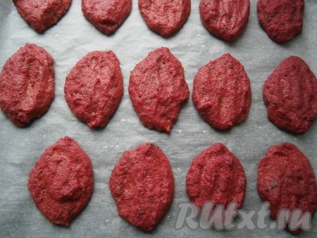 Поместить противень в разогретую до 180-200 градусов духовку и готовить котлеты 20-25 минут.
